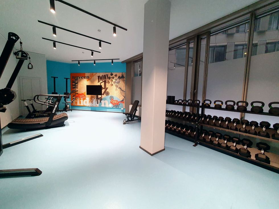 Hidden Gym im Bürogebäude mit Markenwand