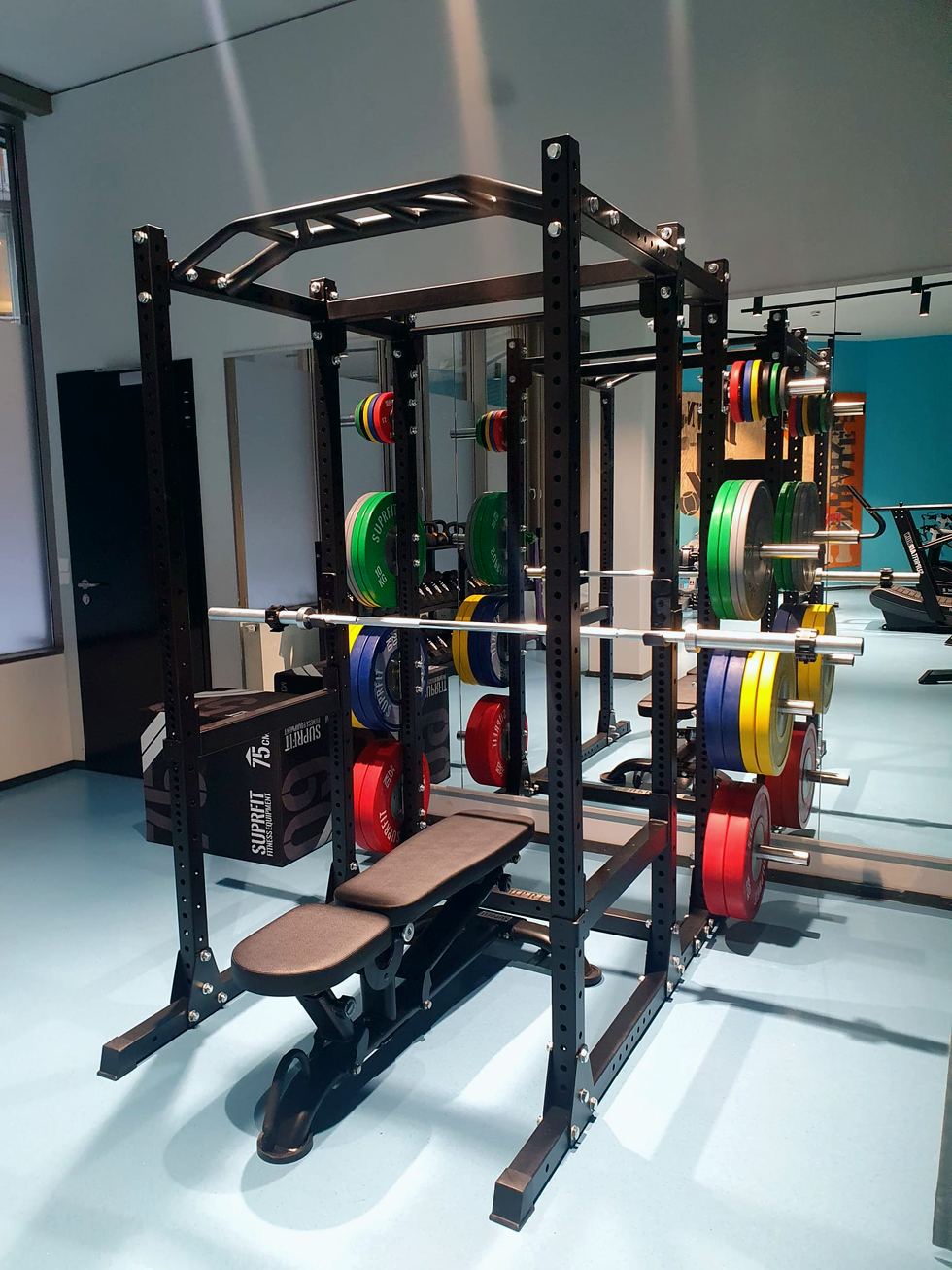 Power Rack mit Hantelscheiben im Hidden Gym