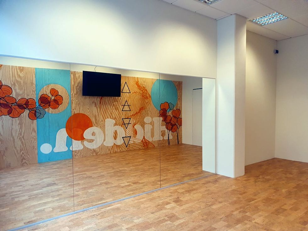 Hidden Yogi Studio mit Spiegelwand und Korkboden